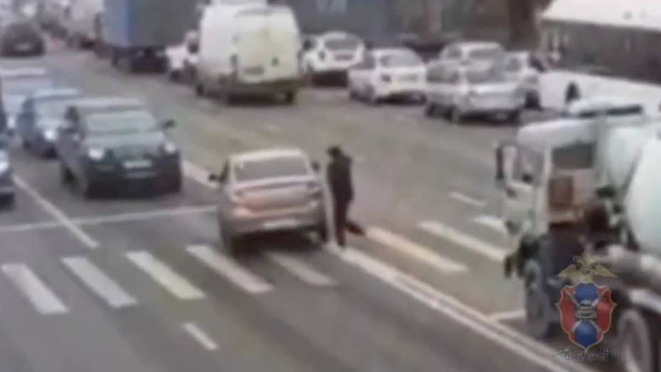 В Воронеже Renault Logan выехал на встречку и переехал ногу пешеходу: видео