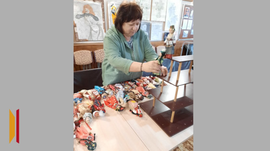 Мастерица из Воронежа подарила Репьевскому краеведческому музею коллекцию фарфоровых кукол