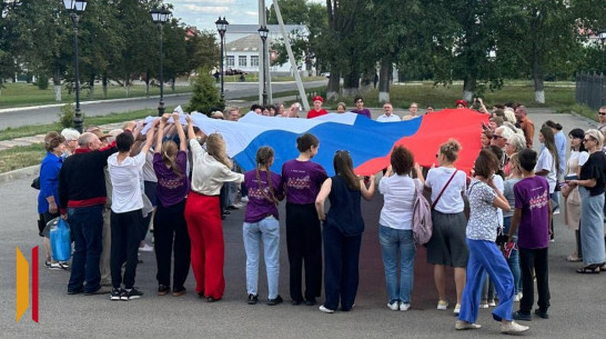 В Каменке развернули 10-метровый триколор