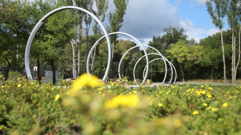 На Петровской набережной в Воронеже установили охлаждающие арки