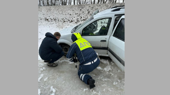 В Панинском районе автоинспекторы помогли съехавшему в кювет водителю «Лады Ларгус»