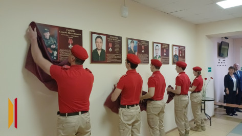 В Хохольской средней школе открыли мемориальные доски участникам СВО