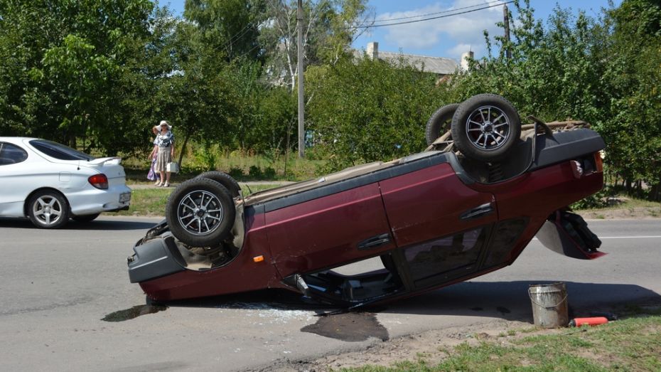 В Острогожском районе при столкновении с Chevrolet Lanos перевернулся «ВАЗ»