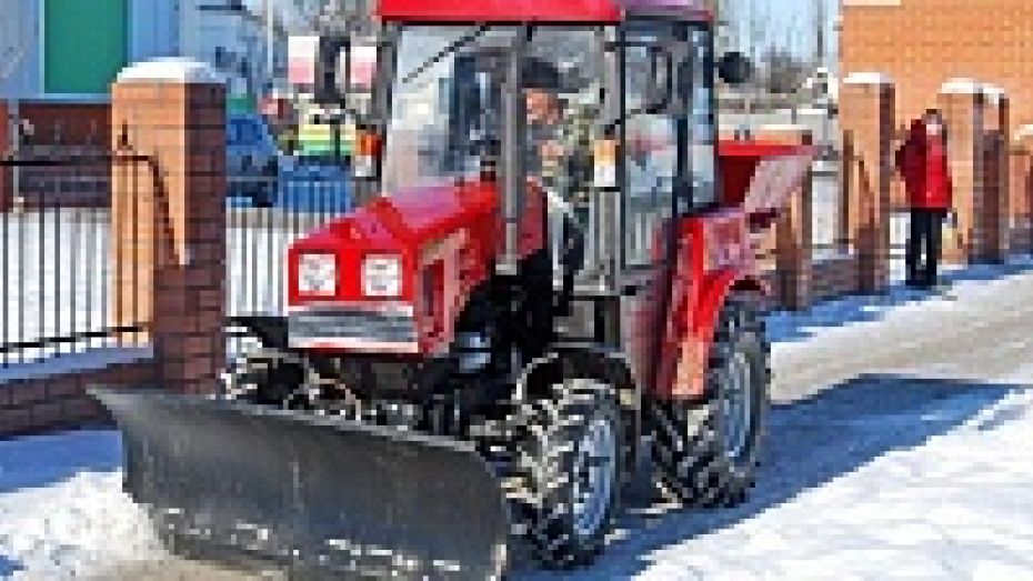 Бутурлиновские коммунальщики получили трактор для тротуароуборочных работ