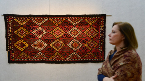 Зал воронежского музея завесили туркменскими коврами