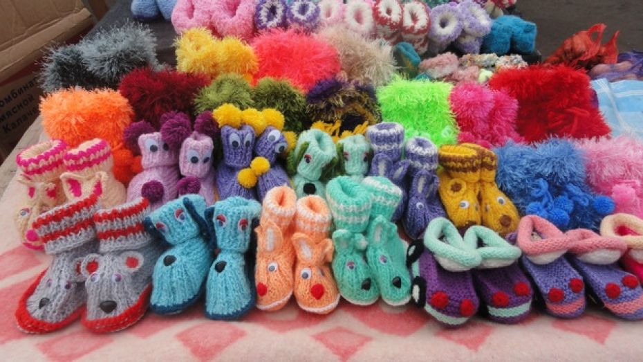 Жительница Павловского района создает необычную детскую обувь 