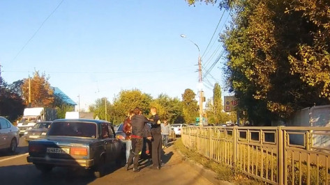 Драка водителей в центре Воронежа попала на видео