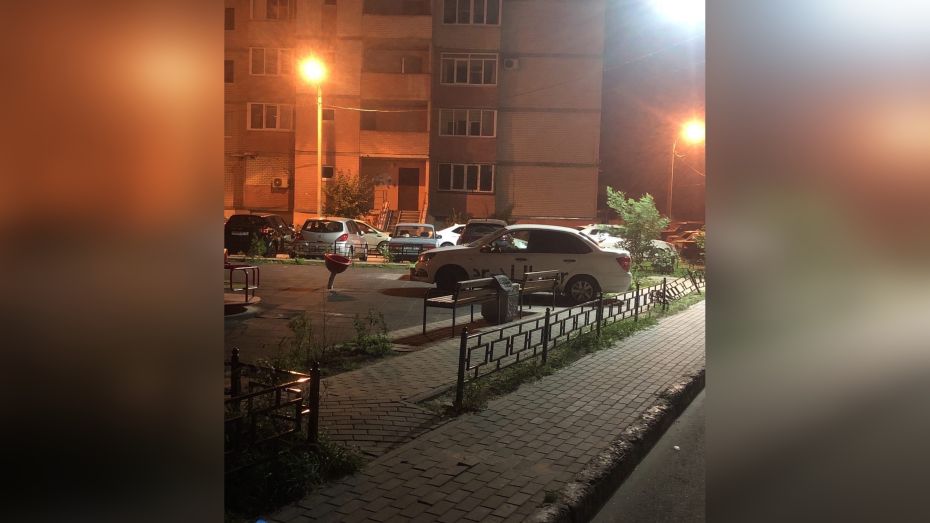 Такси снесло ограждение и выехало на детскую площадку в Воронеже