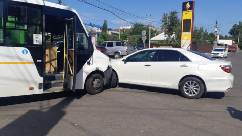 В ДТП с маршрутным автобусом пострадали 2 жительницы Воронежа
