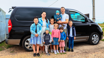 Настоящий подарок. Воронежский губернатор помог семье с 7 детьми купить просторное авто