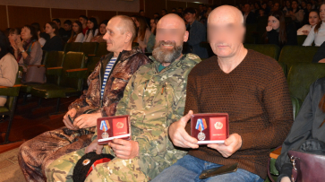 В Россоши двое добровольцев – участников СВО получили медали ЛНР «За боевые заслуги»