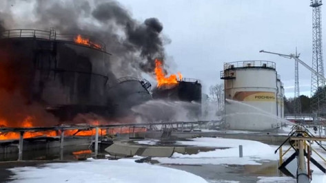 Людей эвакуировали из-за пожара на нефтебазе после атаки украинского БПЛА: видео