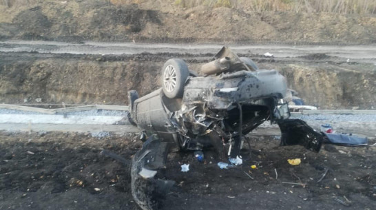 На трассе в Воронежской области перевернулась машина: 3 человека в больнице