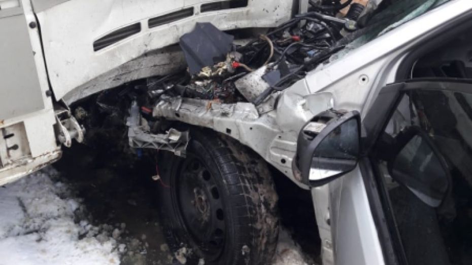 В Воронеже иномарка столкнулась с автобусом ПАЗ: есть пострадавшие 