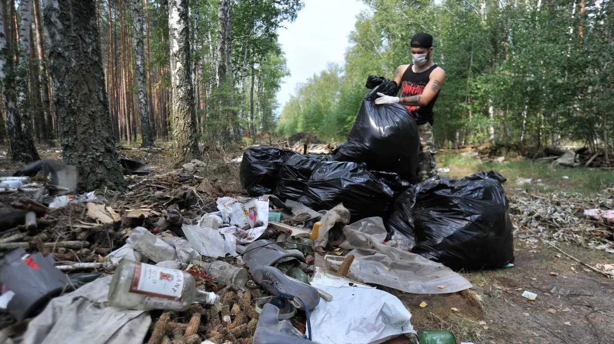 Борюсь со свинством». Зачем воронежский слесарь в свободное время убирает в  лесу