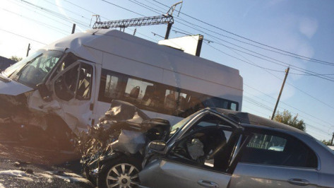 Последствия ДТП с Hyundai Sonata и Ford Transit в Воронеже попали на видео
