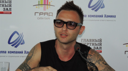 Рома Билык: «Раньше поклонницы закидывали сцену трусиками. Теперь белье подорожало и им, видимо, стало жалко» 