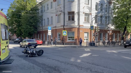 В Воронеже мотоциклист попал в больницу после столкновения с машиной ЧОП