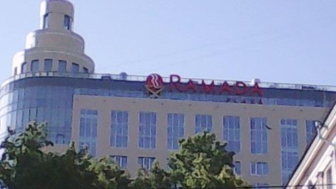 На гостинице в центре Воронежа появилась вывеска сети Ramada Plaza 