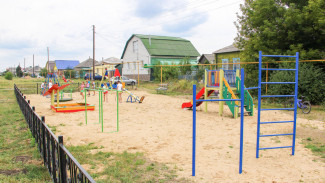 Детскую площадку обустроили общественники в лискинском селе Средний Икорец на улице Мира