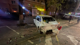 В центре Воронежа неизвестный на KIA врезался в три припаркованных автомобиля и скрылся