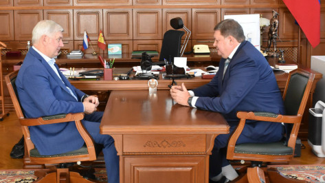 Губернатор Александр Гусев поздравил с юбилеем ректора Воронежской академии спорта Александра Сысоева