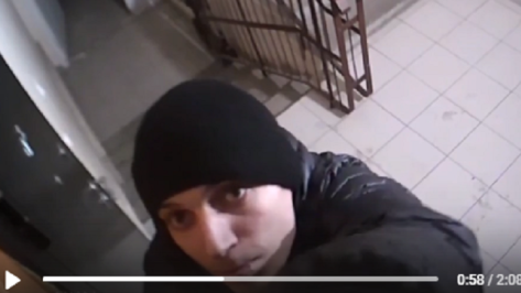 Кража камеры из подъезда дома в Воронеже попала на видео