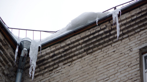 Девушка попала в больницу после схода снега с крыши в Воронеже