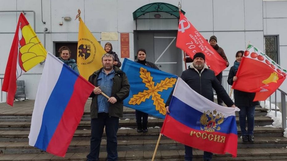 Хохольские культработники провели флешмоб в поддержку президента и армии РФ
