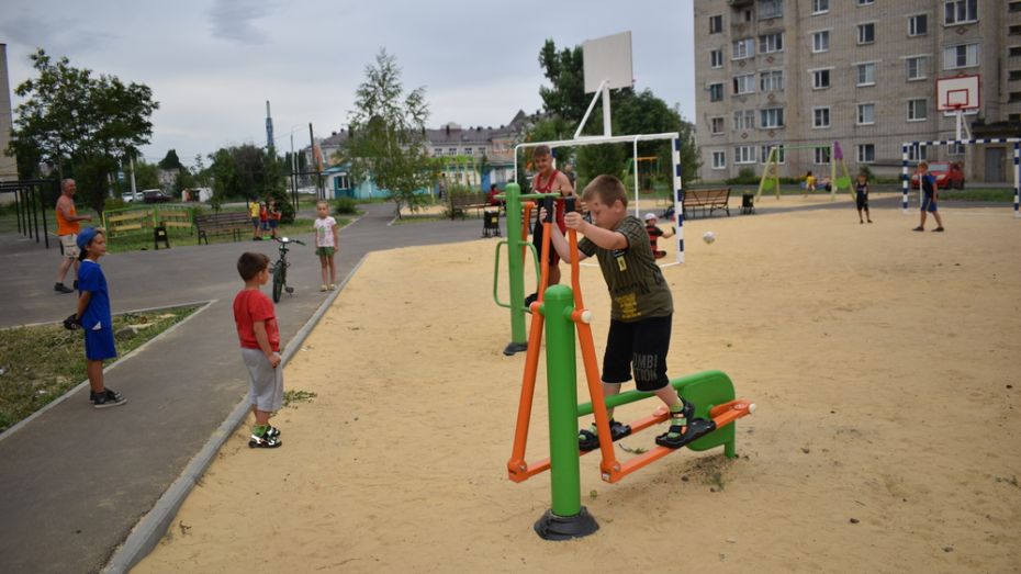 В Поворино общественники сделали 2 уличные детские площадки