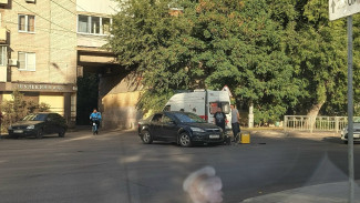В Воронеже на улице Домостроителей автомобиль сбил курьера на велосипеде