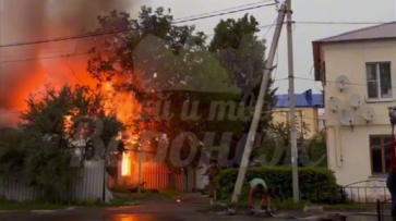 Пожарные вынесли пропановый баллон из горящего дома под Воронежем