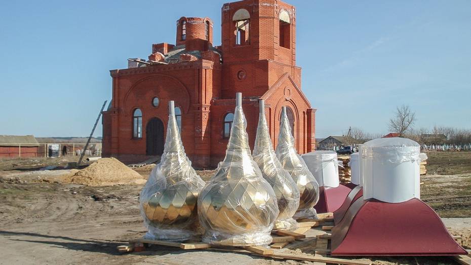 В Лисках сборку куполов для сельского храма завершат в мае