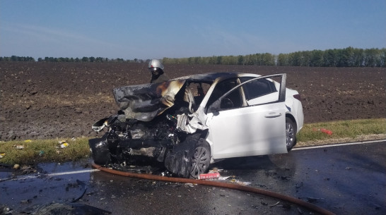 Машина загорелась после столкновения легковушек под Воронежем: погиб 1 человек 