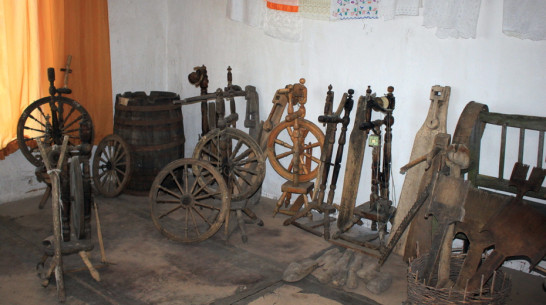 В панинском селе Алое Поле работники Дома культуры открыли «Уголок старинных вещей»