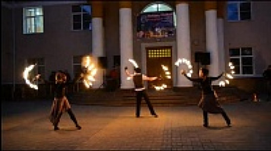 Сильный ветер помешал воронежским фаерщикам показать опасные трюки