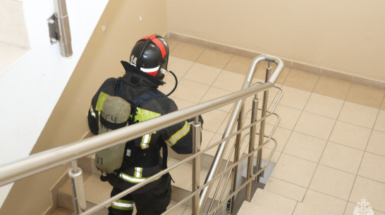Дистанция в 25 этажей за 3 минуты 29 секунд: воронежские пожарные провели соревнования по скоростному подъему