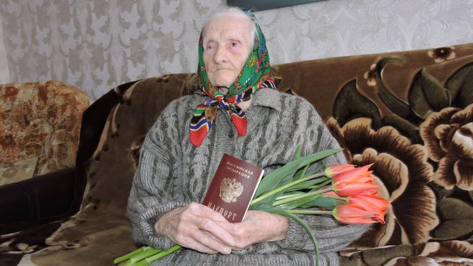 Труженица тыла из Кантемировского района получила паспорт в 90 лет
