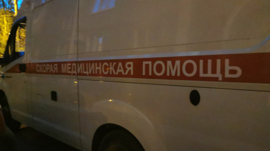 Иномарка влетела в дерево в Воронежской области: 3 человека пострадали
