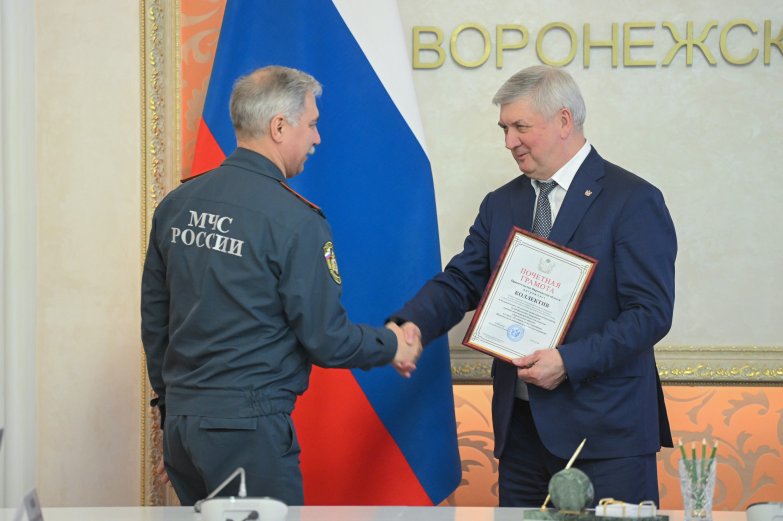 Губернатор награждает