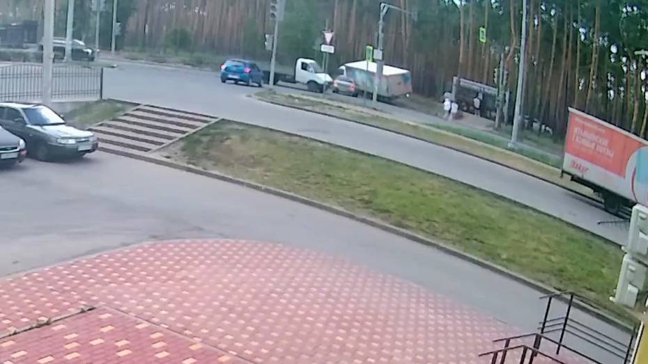 Крушение грузовика с мороженым сняли на видео в Воронеже