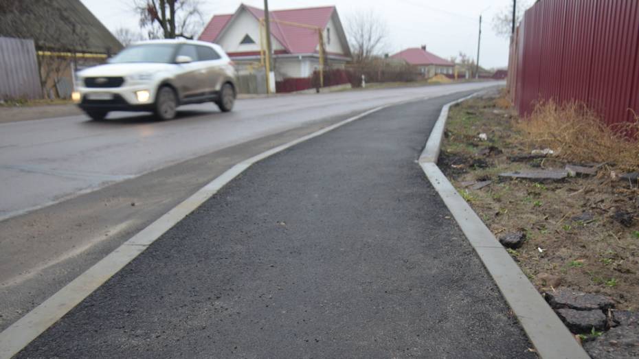 Новый асфальтированный тротуар сделали на улице 22-го Партсъезда в Верхнем Мамоне