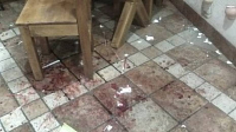 В воронежском кафе девушка разбила молодому человеку бутылку об голову 