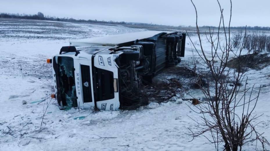 Фура вылетела с трассы и перевернулась в Воронежской области: ранен 43-летний мужчина