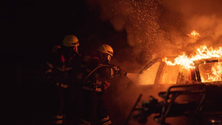 Три автомобиля сгорели на улице Димитрова в Воронеже перед Новым годом