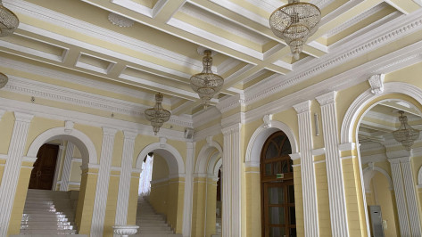 Интерьерам воронежского Дворца бракосочетания вернут исторический цвет «лимонного мороженого»