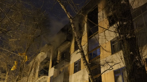 Спасатели эвакуировали 20 человек из горящей многоэтажки в Воронеже