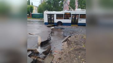 После ливня троллейбус провалился колесом в яму на улице Циолковского в Воронеже