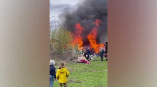 Пожар в воронежском микрорайоне Таврово сняли на видео