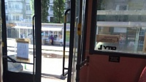 В Воронеже пассажирка выпала из автобуса